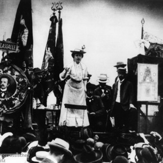 Rosa Luxemburg, rivoluzionaria comunista assassinata assieme al marito Karl Liebknecht il 15 gennaio 1919 due settimane dopo aver fondato il partito comunista in Germania.
