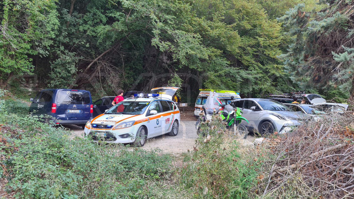 Cade da 5 metri d'altezza in escursione, turista svizzera soccorsa ma non in pericolo di vita