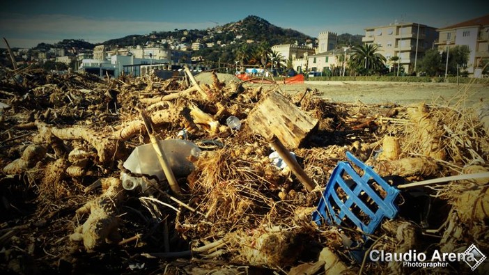 Discarica a cielo aperto sulla spiaggia libera di Albissola Marina