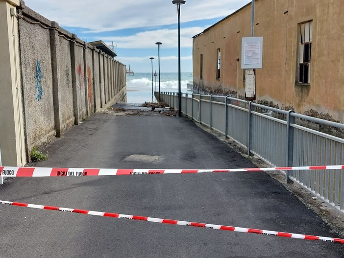 Mareggiata, a Savona chiuso l'accesso alle spiagge vicino ad alcuni rivi invasi dall'acqua del mare