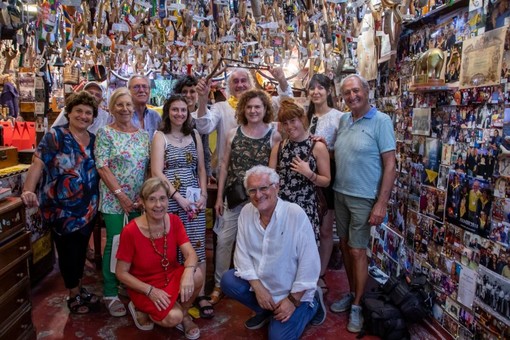 Albenga, lo scenografo Rinaldo Rinaldi visita il Piccolo Museo della Fionda (FOTO)