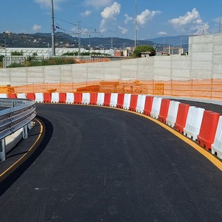 Vado Ligure, aperto al traffico il raccordo stradale tra via Sabazia e via Tecnomasio: è il primo passo verso la soppressione del passaggio a livello