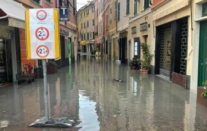 Mareggiata a Celle, ordinanza di chiusura al transito dei veicoli nel centro: proseguono gli interventi sul Ghiare