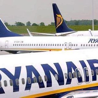 Genova, atterraggio d'emergenza per volo Ryanair: due passeggeri in ospedale