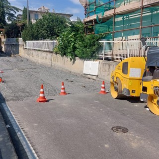 Savona, riaperta la viabilità in via alla Rocca, chiusa per il cedimento dell'asfalto