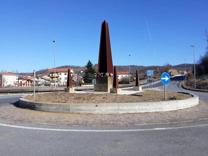 Carcare, nuova veste per la rotonda della variante del Mulino: posizionato il monumento degli &quot;itinerari napoleonici&quot; in Italia (FOTO)