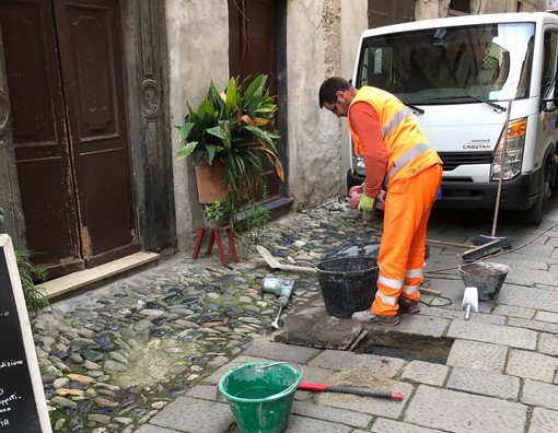 Finalborgo, tempo di manutenzioni per le vie del centro: interventi su basoli, ciottoli e pozzetti