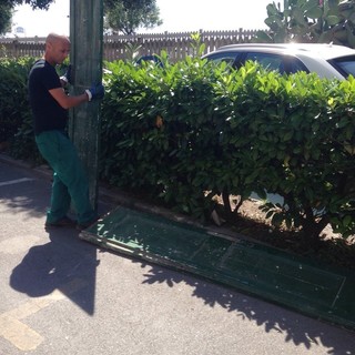 Si disfano delle porte vecchie, ma dimenticano di togliere la targa con l'indirizzo: Municipale multa ditta a Pietra Ligure