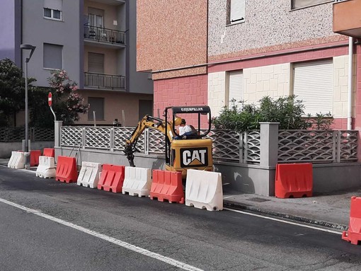 Albissola, partiti i lavori per l'abbattimento delle barriere architettoniche e la riqualificazione del marciapiede in viale Faraggiana