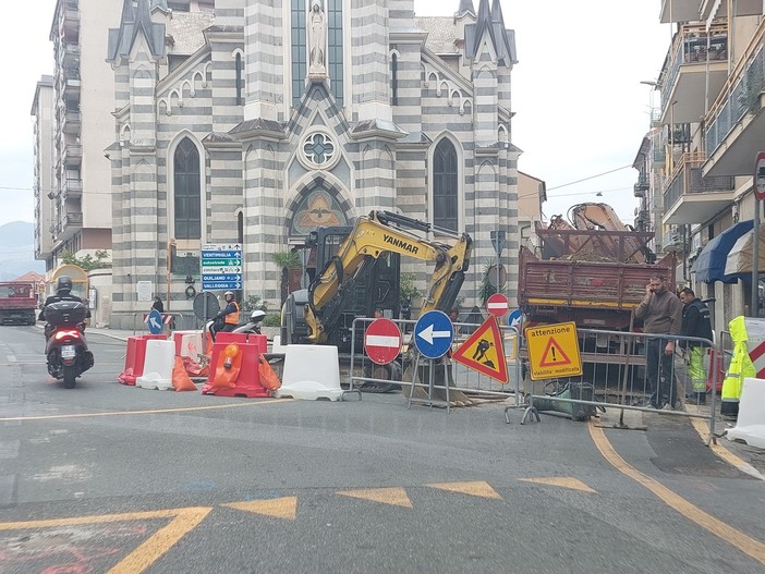 Rotatoria di Zinola, i lavori dovrebbero finire entro 10 giorni. Assessore Parodi: &quot;Stanno cercando di trovare soluzioni meno impattanti per il traffico&quot; (FOTO)