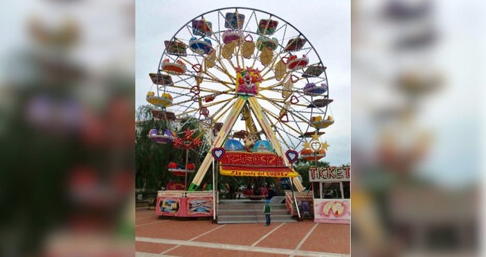 Albenga, arriva la ruota panoramica in piazza del Popolo: si fermerà per tutto agosto