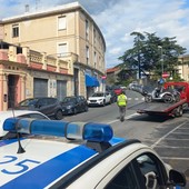 Savona, operazione della polizia municipale per la rimozione di veicoli abbandonati in città