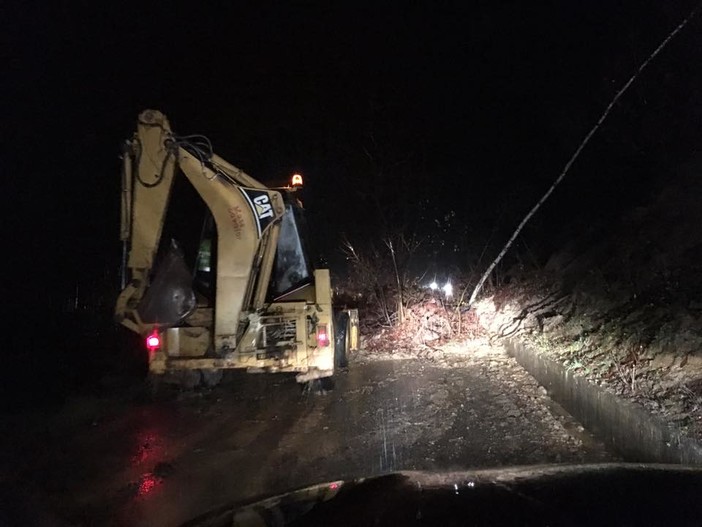 #Maltempo, seconda notte di allerta rossa: smottamenti e allagamenti ovunque. Drammatica la situazione in Val Bormida (FOTO e VIDEO)