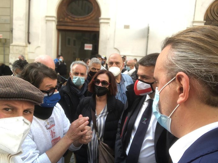 Ristoratori in piazza, Rixi (Lega): &quot;Riapertura serale dove la pandemia è sotto controllo&quot;