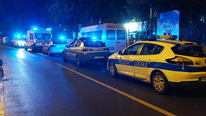 Savona, entra con una spranga all'Sms della Rocca di Legino e colpisce una persona: intervento delle forze delle ordine (FOTO)