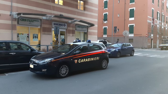 Savona, rapina alla Carige di via Alessandria: due banditi in fuga (FOTO)