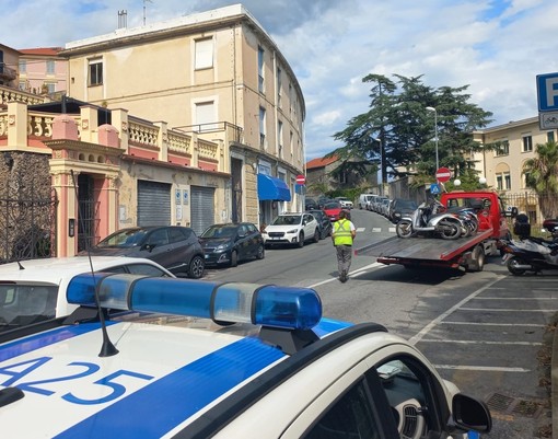 Savona, operazione della polizia municipale per la rimozione di veicoli abbandonati in città