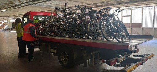 Bici abbandonate ad Albenga, scatta la rimozione (FOTO)