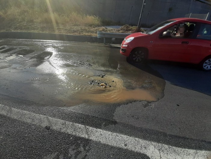 Savona, si rompe una tubazione della rete fognaria: corso Svizzera allagato (FOTO e VIDEO)