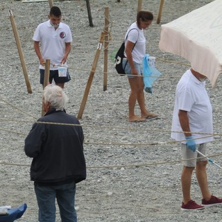 “Con piccoli gesti si ottengono grandi cambiamenti&quot;: via alla raccolta di mozziconi di sigarette in spiaggia ad Albisola (FOTO)