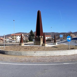 Carcare, nuova veste per la rotonda della variante del Mulino: posizionato il monumento degli &quot;itinerari napoleonici&quot; in Italia (FOTO)