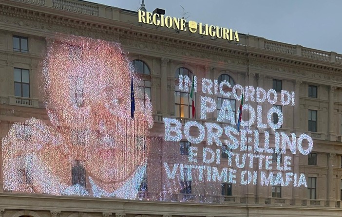 Il palazzo della Regione si illumina in ricordo di Paolo Borsellino (FOTO)