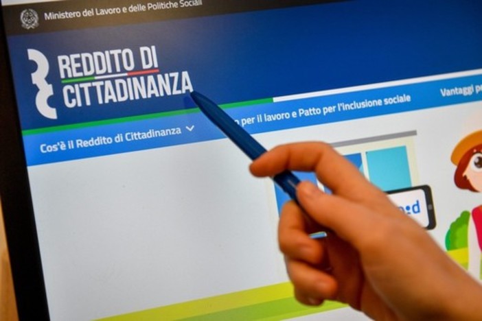 Reddito di cittadinanza, si cambia, arriva il MIA: il sussidio scende a 375 euro