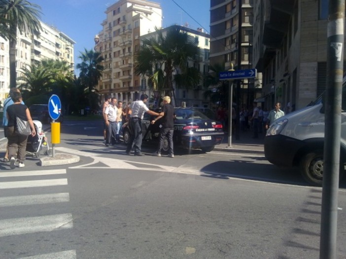 Savona, lite e rissa ieri pomeriggio in piazza Saffi un naso rotto e un arresto (le foto)