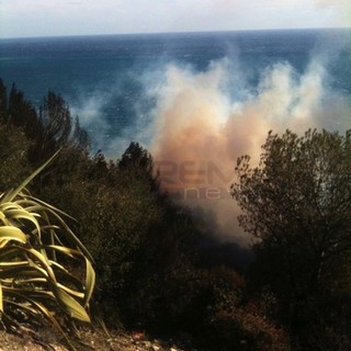 Emergenza incendi: ripartite le fiamme in regione Rollo. Continuano a bruciare le colline di Testico