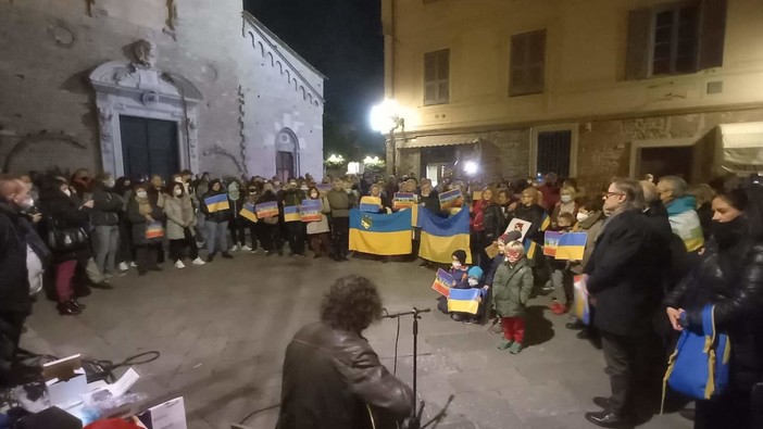 In piazza per la pace: da Albenga vicinanza e solidarietà per il popolo ucraino (FOTO)