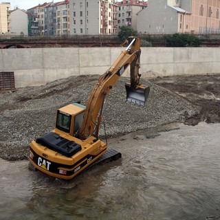 Le ruspe al lavoro alla foce del Letimbro (Savona)