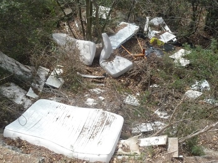 Ceriale, rifiuti abbandonati in varie zone di Peagna e una discarica nel rio Ibà scoperti dalle Guardie del WWF (FOTO)