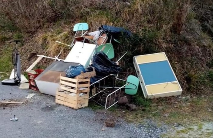 Tovo, rifiuti abbandonati in via Costino. La rabbia del sindaco Oddo: &quot;Fate semplicemente schifo&quot;