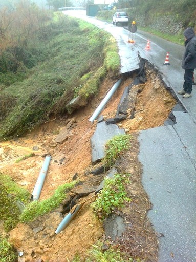 Il tratto di strada franato nella scarpata