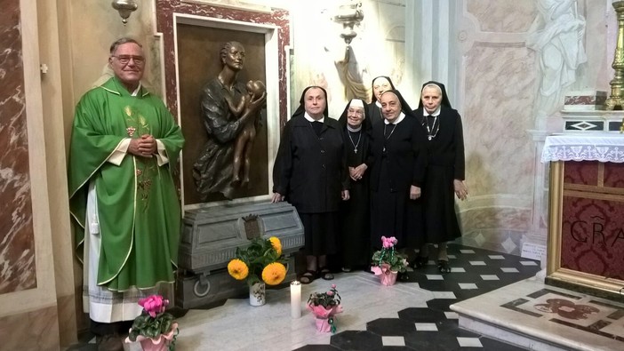 Nella prima foto: le suore dell'Opera sulla tomba della madre fondatrice Maria Giuseppina Valdettaro con la ex rondinina che si è fatta suora nelle brignoline e l'ex rondinino diventato missionario gesuita. Nelle altre due foto: due momenti delle celebrazioni per i 90 della nascita dell'Opera pia