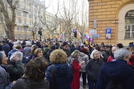 In coda all'anagrafe per protestare contro il Registro famiglie (FOTO e VIDEO)