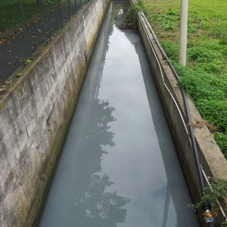 Albenga, impresa di pulizie scarica materiale nello scarico di un palazzo: risolto il mistero del fiume bianco