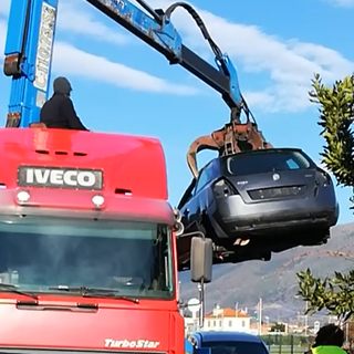 Albenga, prosegue la rimozione di veicoli abbandonati: 4 mezzi rimossi da via Parri