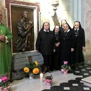 Nella prima foto: le suore dell'Opera sulla tomba della madre fondatrice Maria Giuseppina Valdettaro con la ex rondinina che si è fatta suora nelle brignoline e l'ex rondinino diventato missionario gesuita. Nelle altre due foto: due momenti delle celebrazioni per i 90 della nascita dell'Opera pia