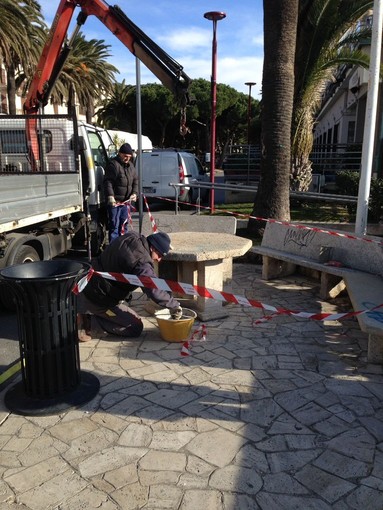 Manutenzione ai “basoli” di Finalmarina