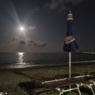 In foto la Luna che brilla nel cielo di Pietra Ligure