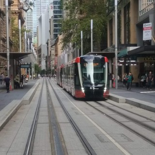 Una delle principali strade di Sydney nel mezzogiorno locale