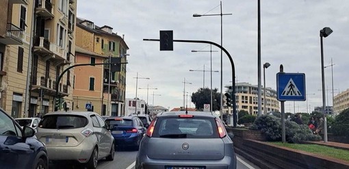 Savona, il semaforo pedonale di corso Mazzini guasto da un mese e mezzo, non si trovano le schede