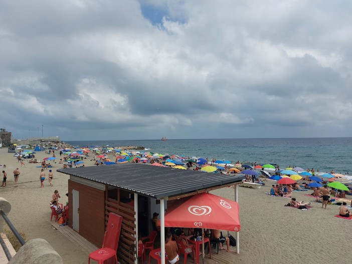 Lite in spiaggia a Savona, Polizia e sanitari mobilitati: indagini in corso