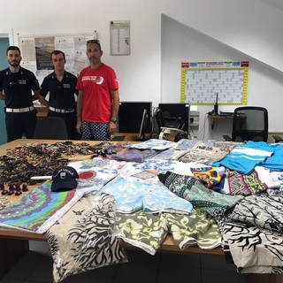 Alassio, maxi operazione anti abusivismo della Polizia Municipale: migliaia di capi sequestrati