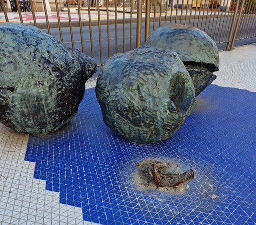 Albissola, divelta una sfera de &quot;La Natura&quot; di Lucio Fontana. Il sindaco: &quot;Siamo stufi&quot;