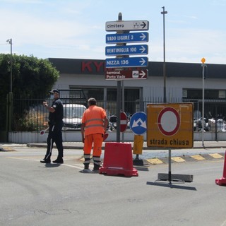 Savona, chiusa la corsia in via Nizza direzione Vado: polizia locale sul posto per deviare il traffico (FOTO)