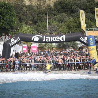 Swimtheisland, nel Golfo dell’Isola un altro successo con oltre 2.600 nuotatori nel mare tra Bergeggi e Spotorno (FOTO)