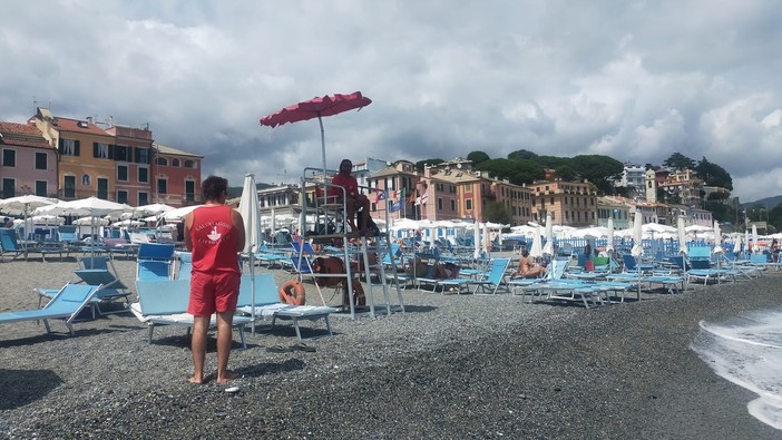 Celle, 85enne si sente male in mare: salvato da un bagnino e rianimato da un medico in vacanza (FOTO)