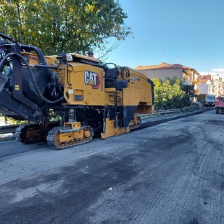 Albenga, iniziate le nuove asfaltature in via San Calocero: traffico con senso unico alternato